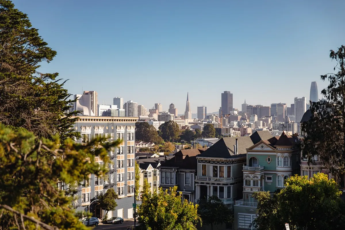 Georgian vs. Victorian Manor Houses: A Comparison of Architectural Styles