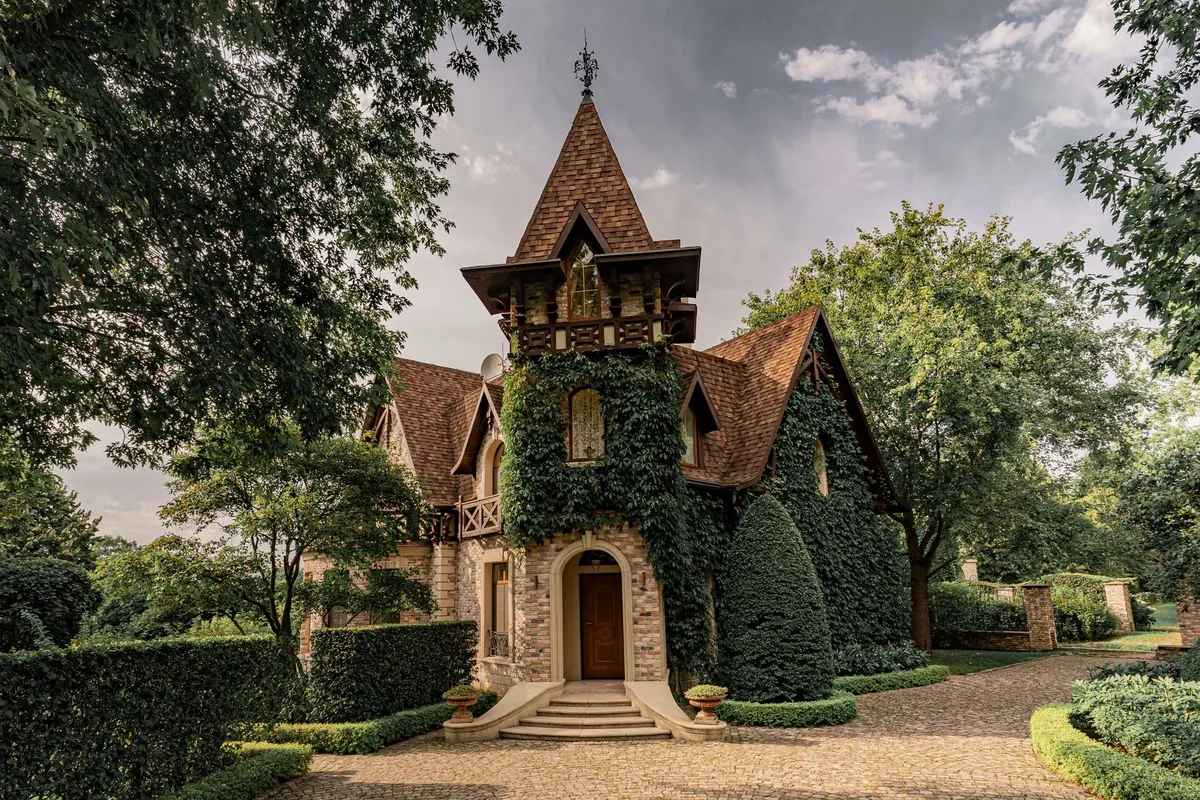 How to Photograph a Manor House: Composition Tips for Estate Photography